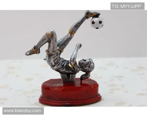 足球球星摆件官方正版收藏品展示 精致工艺与限量设计完美结合